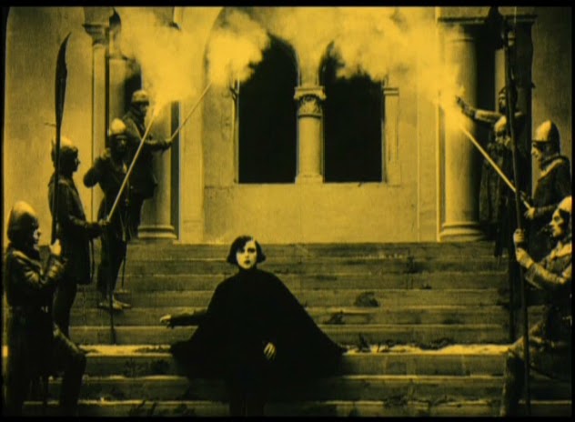 Asta Nielsen - Hamlet (1921) cape